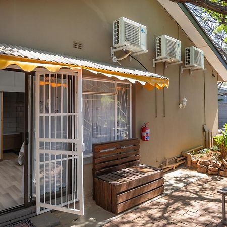 Cosy Cottages Guesthouse Почефструм Экстерьер фото
