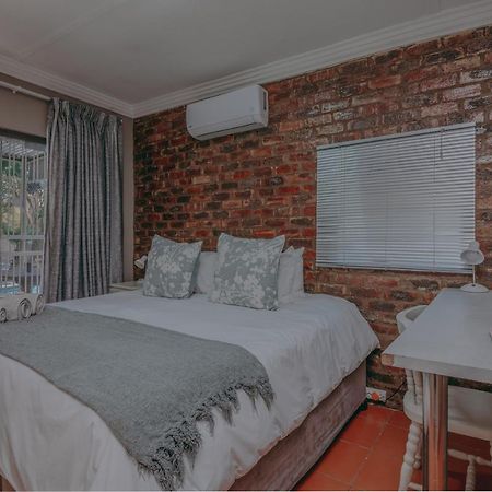 Cosy Cottages Guesthouse Почефструм Экстерьер фото